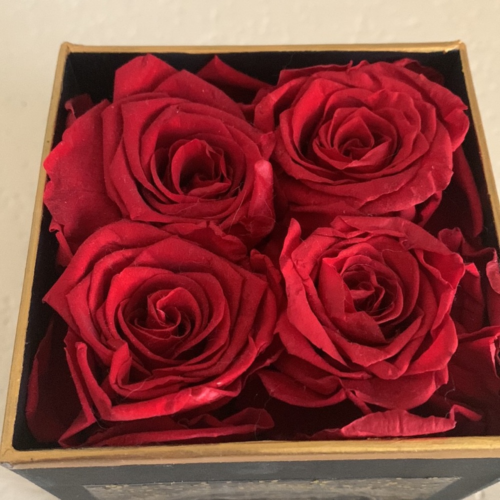 Red Roses In Box - Picture 3 of 6